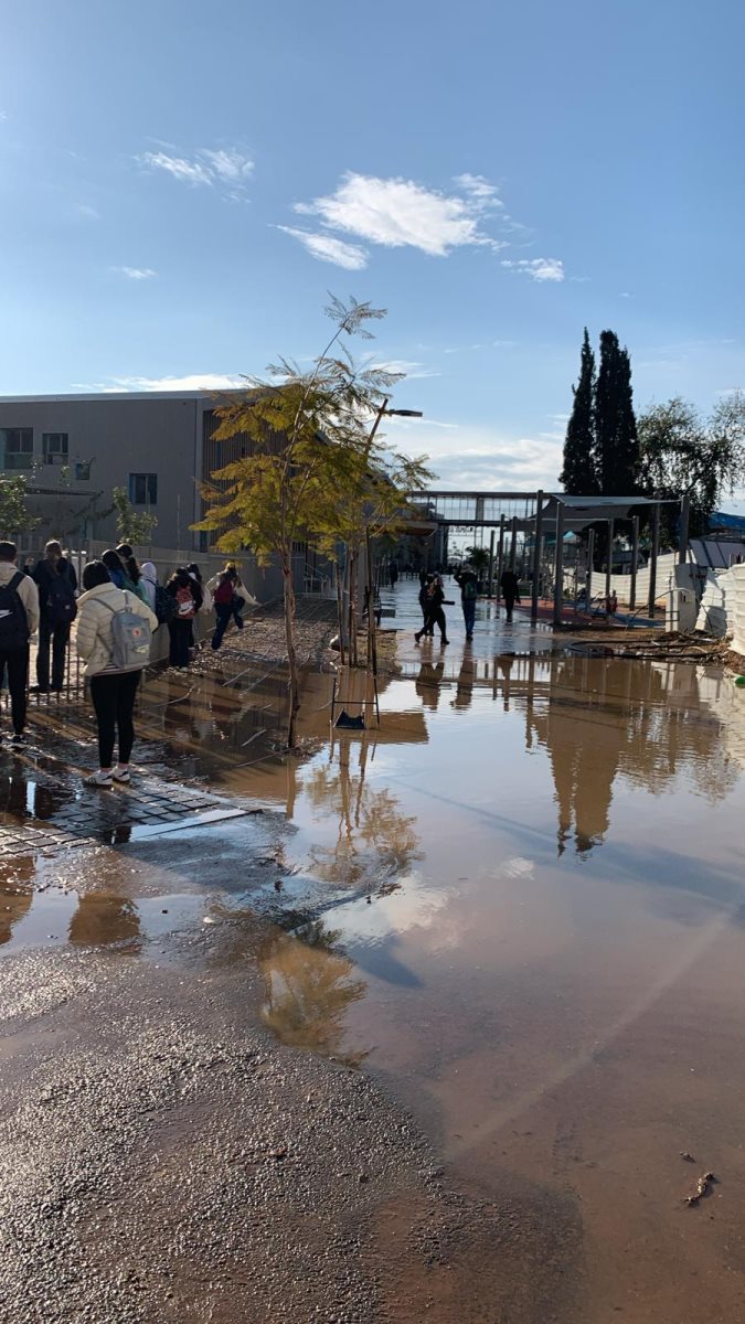 הכניסה לתיכון בגין, צילום פרטי