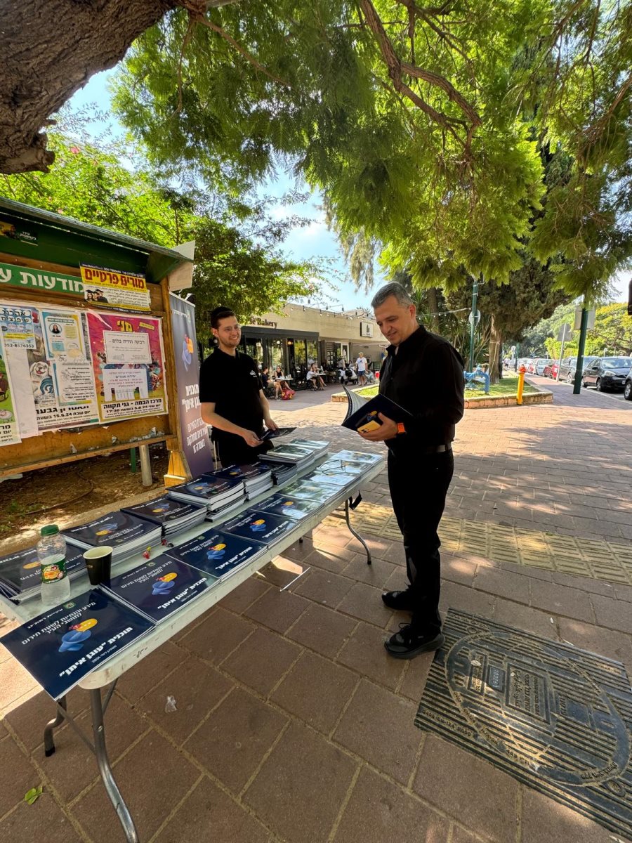 ראש העיר כרמל שאמה הכהן בחלוקת החוברות