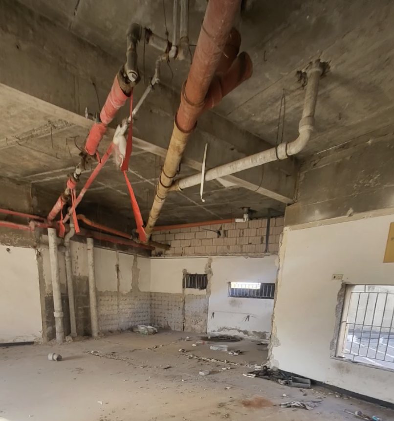 המרפאה הנטושה לפני תחילת העבודות בה