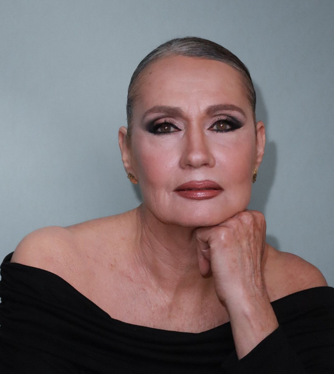 הגדלת שפתיים בעזרת פריימר  ועיפרון שפתיים, בתצלום מוניקה,  איפור ירין שחף, צילום גיא יצחק