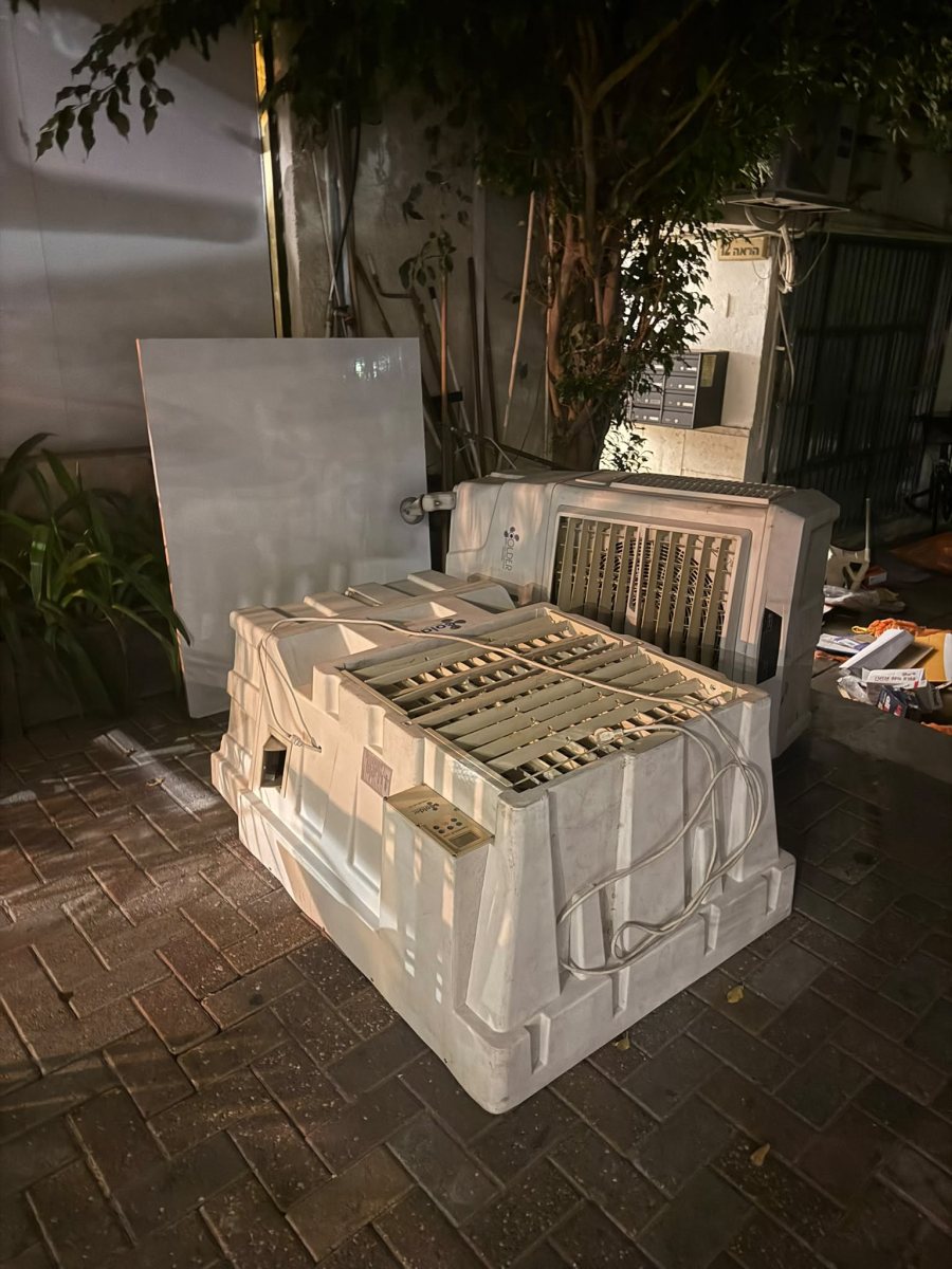 המזגנים של בית הקפה שהושחתו ונהרסו (באדיבות השכנים)