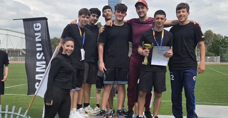 נבחרת 'בגין חוויה לחיים' (צילום: דוברות תיכון בגין)