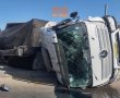 משאית התהפכה בדרך לוד ברמת גן, הנהג נפצע ופונה לבית החולים שיבא