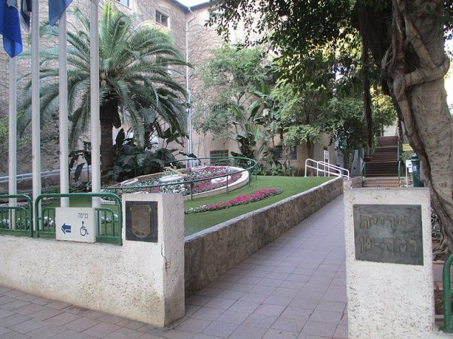 דר' אבישי טייכר, מתוך אתר פיקיויקי