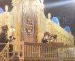 מלך במלוכה: אלפים במעמד ההדלקה ההיסטורי בראשות הרבי מויז'ניץ (וידאו) 