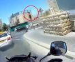 צפו במרדף: בחור ישיבה משתולל ללא קסדה עם הקורקינט הממונע